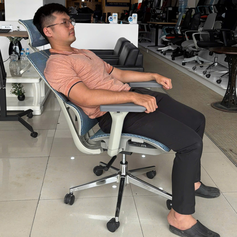 Điều chỉnh linh hoạt của ghế A548 giúp người dùng thoải mái