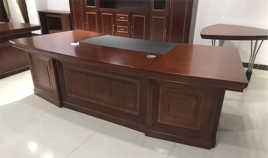 Mặt bàn được thiết kế đường cong uốn lượn