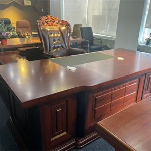 Bàn B2102 dành cho văn phòng lãnh đạo