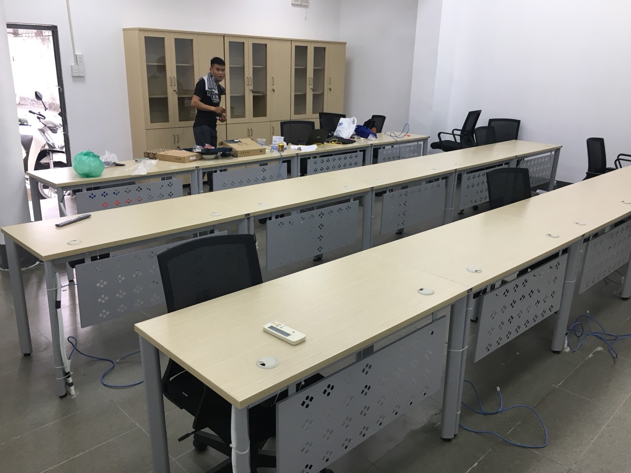 Bàn HR120SC7Y1 được thiết kế với tổng thể hiện đại vững chắc