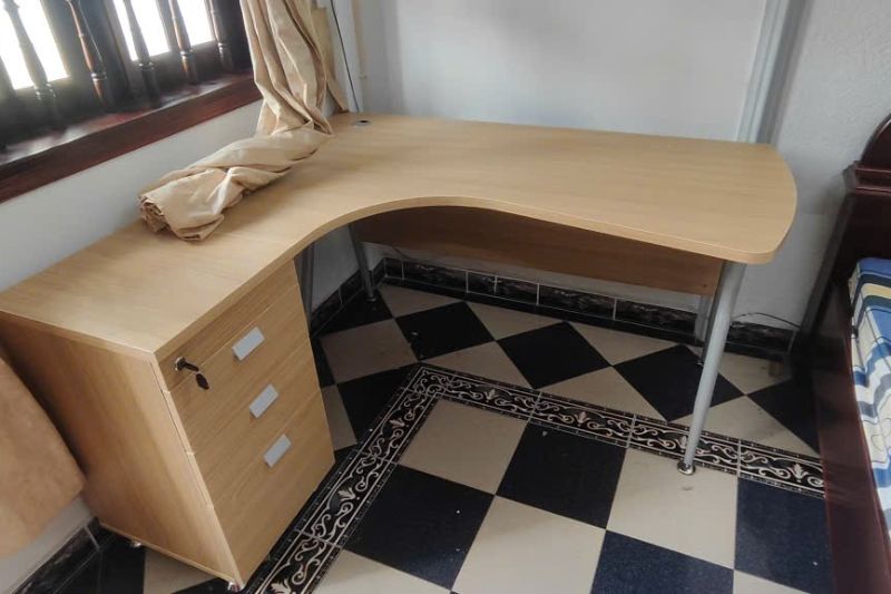 Bàn làm việc dài tiện lợi cho việc lắp đặt màn hình