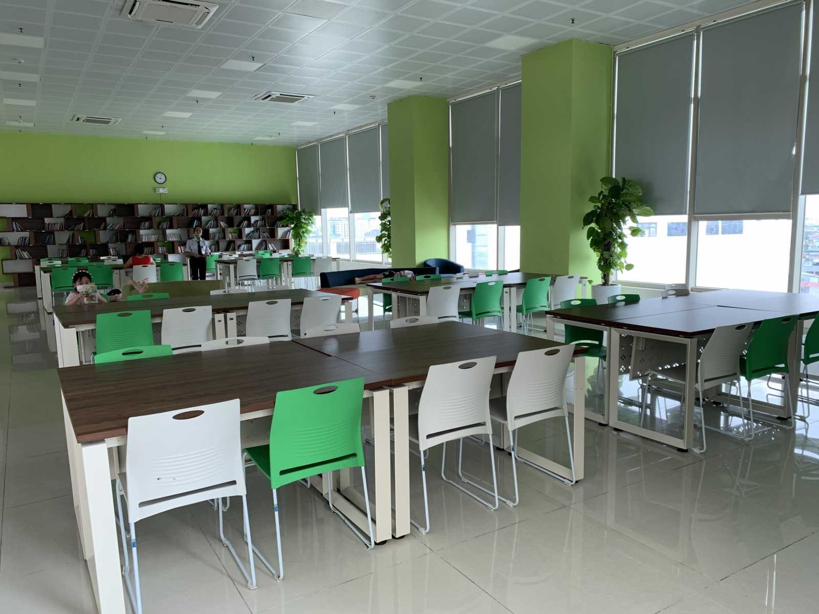 Bàn HR120SC5 thiết kế tiện lợi, dễ dàng bố trí ở nhiều không gian